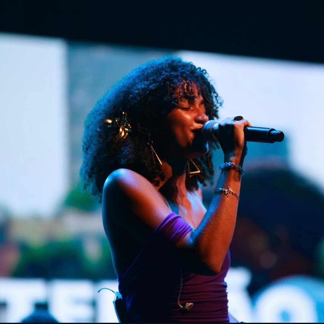Close-up of Lyssa singing at the Cabo Verde Music Awards 2025