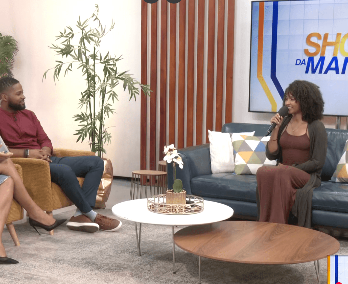 Lyssa interviewed in studio at Rádio Televisão Cabo-verdiana